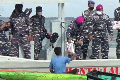 Lanal Lhokseumawe bagikan bantuan di tengah laut
