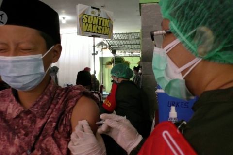 Presiden minta vaksinasi dipercepat dan maksimalkan isoter