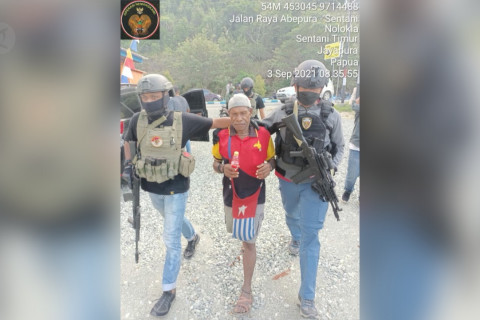 Satgas Nemangkawi bekuk 2 orang di Jayapura & sita senpi yang dikubur