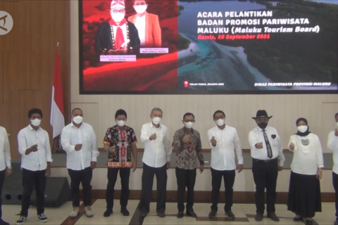 Tingkatkan wisatawan, Wagub Maluku lantik pengurus BPPD setempat