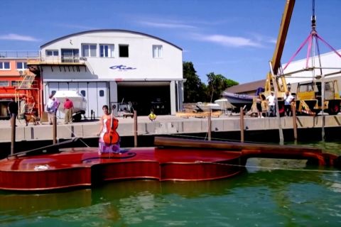 Biola Nuh mengapung di laut Venesia