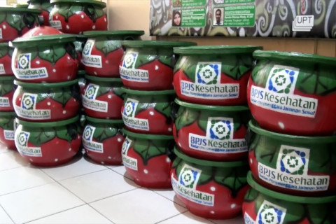 BPJS Kesehatan hibahkan 100 tong sampah untuk Palangka Raya