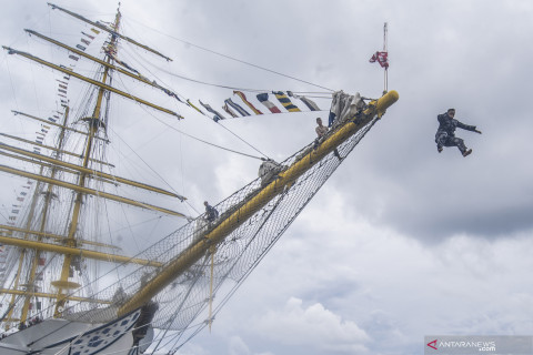 Upacara kenaikan pangkat dan tradisi terjun ke laut