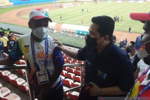Menteri BUMN Erick Thohir bersama atlet PON Papua