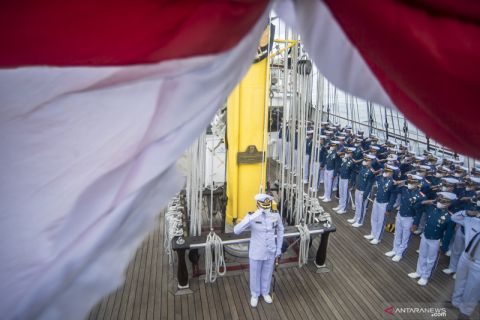 Upacara HUT ke-76 TNI di atas KRI Bima Suci