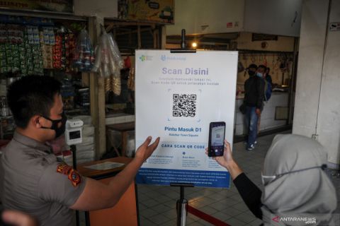 Penerapan aplikasi PeduliLindungi di pasar tradisional