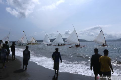 Lomba perahu layar tradisi Rebo Wekasan