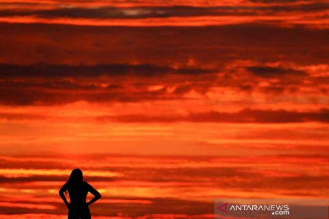 Panorama matahari tenggelam di pelabuhan Portivy Prancis