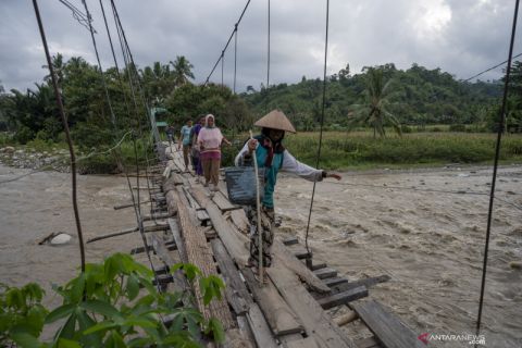 Jembatan gantung rusak tak kunjung diperbaiki