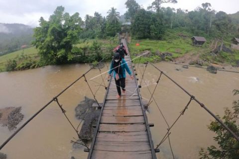 Akses jalan Di Desa Terisolir Merangin, Jambi