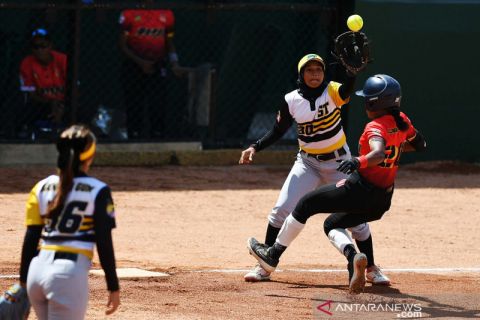 PON Papua : Final softball putri Papua vs Sulawesi Tenggara