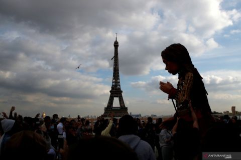 Boneka raksasa Little Amal tiba di Paris