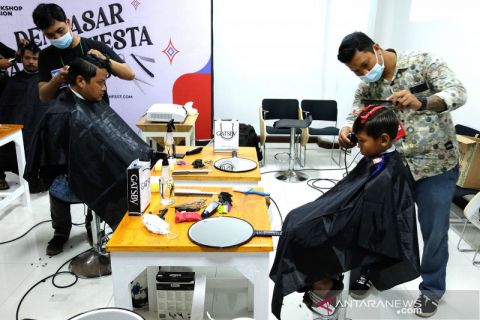 Pelatihan potong rambut di Denpasar Youth Festival