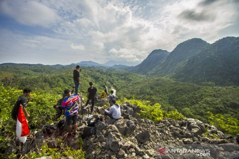 Berwisata di Bukit Batu Langara kawasan Geopark Meratus