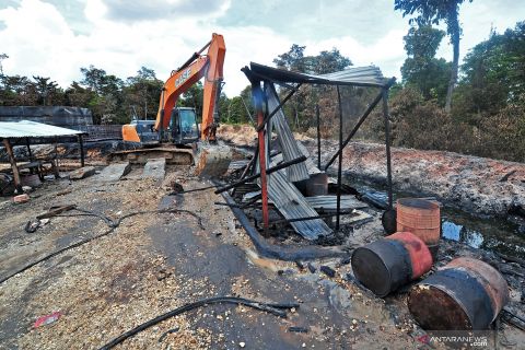 Penutupan lokasi penyulingan minyak mentah ilegal