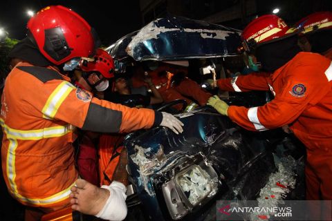 Evakuasi korban kecelakaan mobil di Surabaya