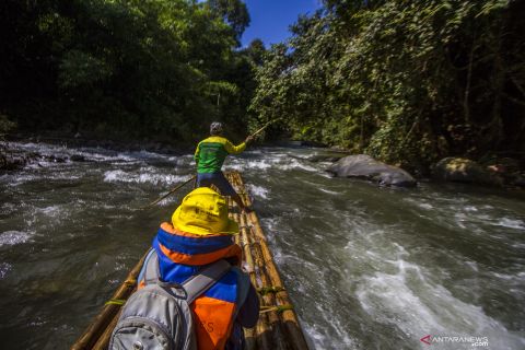 Wisata arung jeram dengan rakit bambu di Kalimantan Selatan