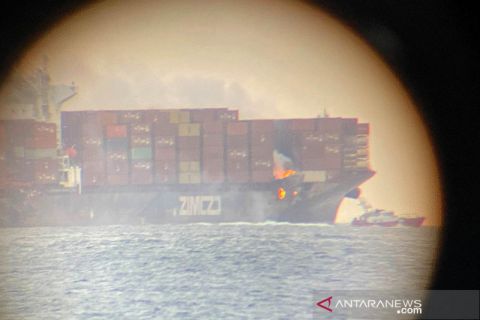 Kapal kontainer terbakar di perairan Kanada