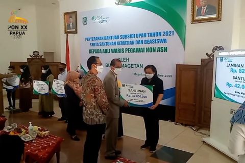 BPJS Naker serahkan bantuan subsidi upah ke 221 pekerja di Magetan
