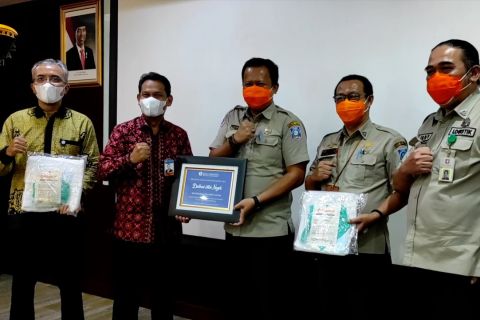 Percepat pemulihan ekonomi, BI Babel serahkan 1.000 APD 