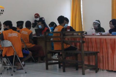 Ratusan napi di Lapas Kelas 2-A Jember divaksinasi