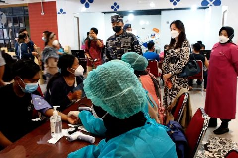 Serbuan vaksinasi COVID-19 di Central Mall Surabaya &nbsp;