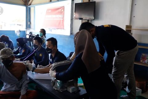 Mengatasi kendala vaksinasi di berbagai daerah
