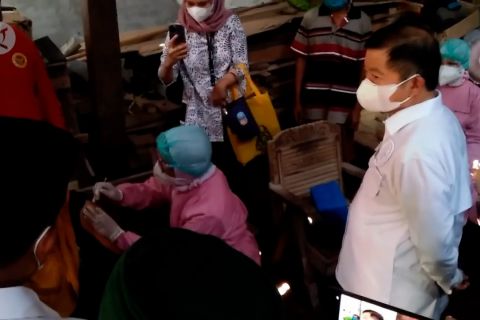 Menteri PPN pantau vaksinasi dari pintu ke pintu di Ponorogo