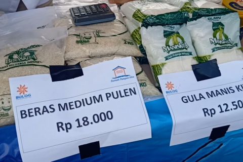 Bantu warga, Disperindag Kota Cilegon gelar bazar sembako