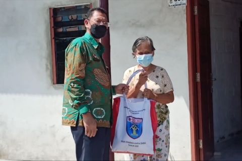 Imigrasi Pangkalpinang salurkan sembako bagi warga terdampak COVID-19