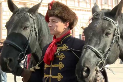 Menonton perayaan Hari Cravat di Kroasia