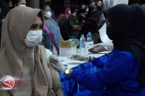 Dinkes Kalbar gelar vaksinasi COVID-19 saat malam