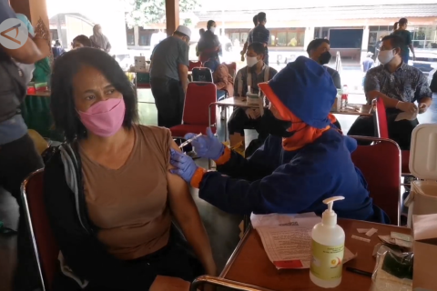 Alumni Akabri 1989 vaksinasi massal COVID-19 di Solo