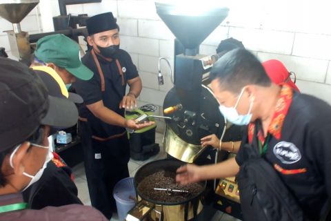 Melatih penjual kopi keliling profesional layaknya barista 