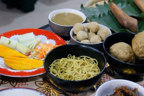Menikmati sensasi makan Bakso Nanas dan Bakso Pecel