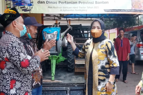 Anggota DPR RI salurkan bantuan hand traktor dan BSPS