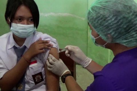 Gubernur Sultra instruksikan percepatan vaksinasi bagi santri