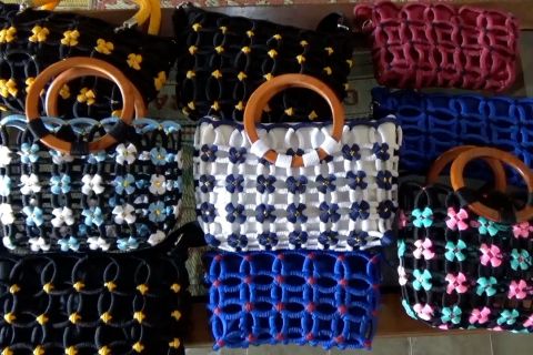 Ibu-ibu desa sulap limbah botol minum jadi tas bernilai jual