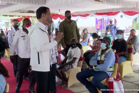 Jokowi tinjau vaksinasi dan janji bangunkan rumah di Merauke