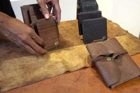 Kreasi dompet cantik dari limbah kulit kopi