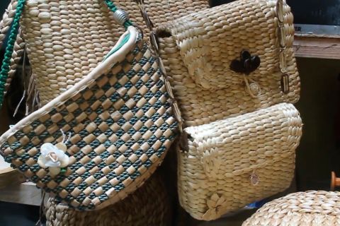 Menyulap eceng gondok jadi kerajinan dekoratif dan fungsional