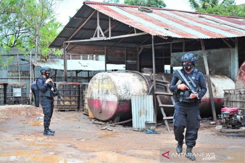 Razia tempat pengoplosan minyak mentah ilegal di Muarojambi