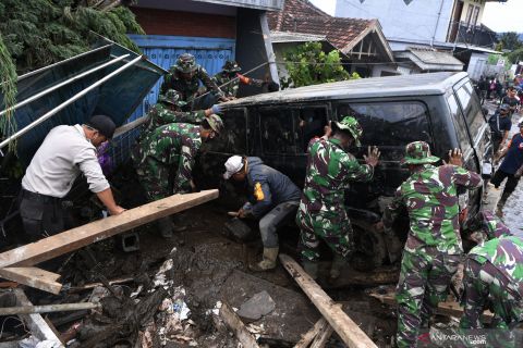Pencarian korban banjir bandang di Batu