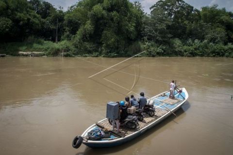 Perahu penyeberangan Sungai Bengawan Solo