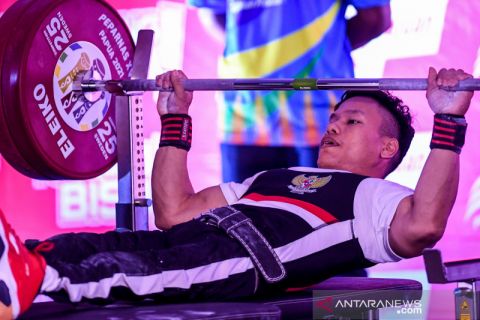 Peparnas Papua : Lifter Kalbar Hadi A pecahkan rekor kelas 49 kg