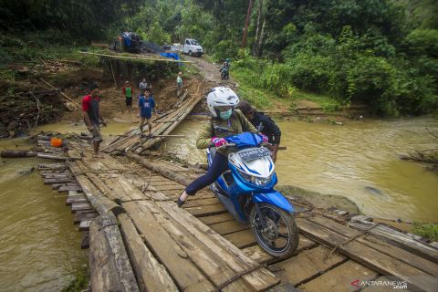 Jembatan penghubung antardesa di Kalsel ambruk