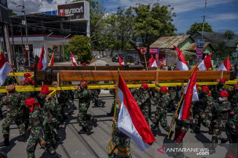 Guma Raksasa Sepanjang 7,7 Meter Dikirab