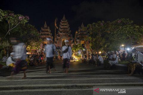 Persembahyangan Hari Galungan di Palu