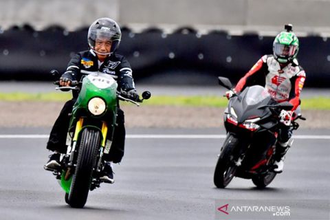 Presiden Jokowi naik motor mencoba lintasan sirkuit Mandalika