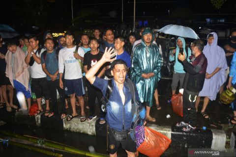 Penertiban aksi menginap pencari suaka